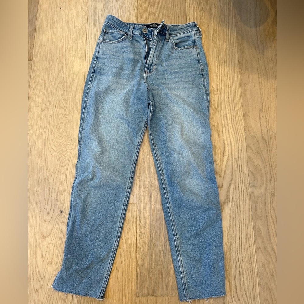 Hollister, ultra high-rise mom Jean, size 4R 27R, blue.